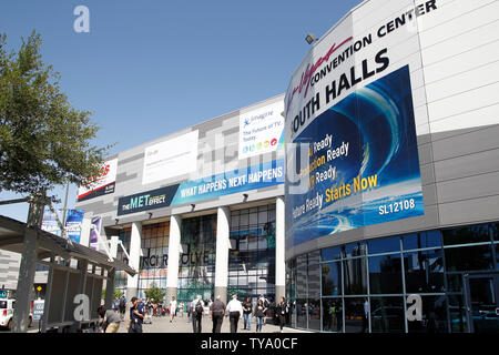 Une vue des participants à l'extérieur de l'halles Sud au cours de la NAB Show 2018, au Las Vegas Convention Center à Las Vegas, Nevada, le 8 avril 2018. Photo de James Atoa/UPI Banque D'Images