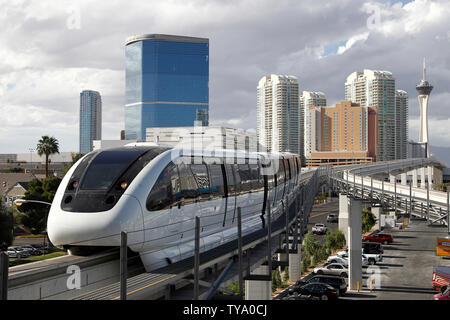 Une vue sur le Las Vegas skyline et de monorail au cours du salon NAB 2018, au centre des congrès de Las Vegas à Las Vegas, Nevada, le 7 avril 2018. Photo de James Atoa/UPI Banque D'Images