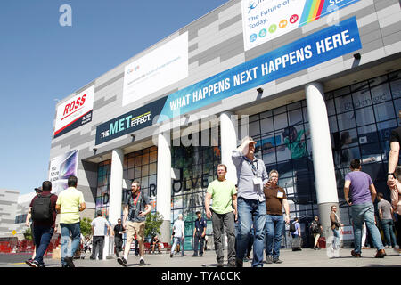 Quelques participants et exposants à l'extérieur du Hall Sud au cours de la NAB Show 2018, au Las Vegas Convention Center à Las Vegas, Nevada, le 8 avril 2018. Photo de James Atoa/UPI Banque D'Images