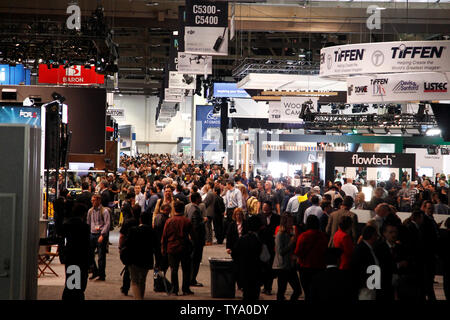 Une vue générale des participants présents à l'occasion du NAB 2018, à la Las Vegas Convention Center à Las Vegas, Nevada, le 9 avril 2018. Photo de James Atoa/UPI Banque D'Images