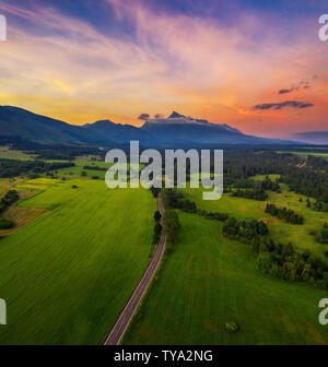 Route de campagne pour les Hautes Tatras en Slovaquie, au coucher du soleil Banque D'Images