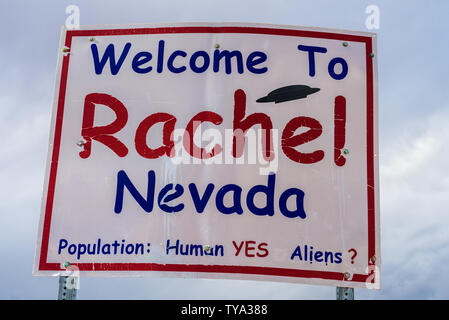 Bienvenue à la rue Rachel signe sur SR-375 au Nevada, USA Banque D'Images