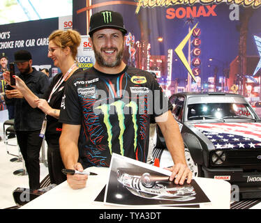 Professional pilote de rallye Ken Block s'arrête rapidement une photo pendant une séance d'autographes à la SEMA Show 2018, au centre des congrès de Las Vegas à Las Vegas, Nevada, le 31 octobre 2018. Photo de James Atoa/UPI Banque D'Images