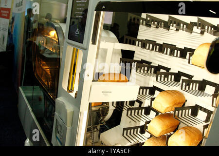 Une vue de l'Breadbot, une boulangerie et un mini distributeur automatique par le Wilkinson Baking Company de l'afficheur pendant l'International CES 2019, au Mandalay Bay Convention Center de Las Vegas, Nevada, le 6 janvier 2019. Photo de James Atoa/UPI Banque D'Images