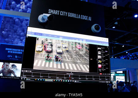Une vue d'une démonstration des solutions de ville intelligente du gorille IA EDGE sur le stand Intel au cours de l'International CES 2019, au centre des congrès de Las Vegas à Las Vegas, Nevada, le 9 janvier 2019. Le bord-AI system recherche efficacement et suit les personnes et les véhicules, avertit les utilisateurs de comportement spécifique déclenche alors que centralise la gestion des installations. Photo de James Atoa/UPI Banque D'Images