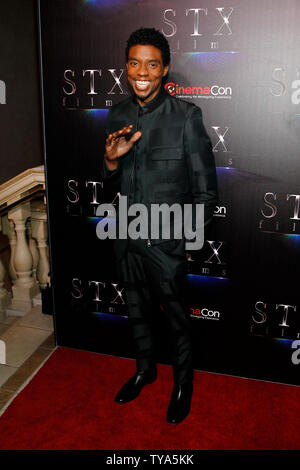 Chadwick Boseman acteur de 'ponts' 21 arrive pour la CinemaCon 2019 STXfilms tapis rouge au Caesars Palace, Las Vegas, Nevada le 2 avril 2019. Photo de James Atoa/UPI Banque D'Images