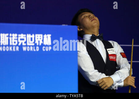 Yuelong Zhou de Chine B réagit comme il fait concurrence à l'encontre de Malte dans le groupe d match pendant la Coupe du monde de snooker 2019 Beverly à Wuxi city, Jiangsu province de Chine orientale, le 25 juin 2019. Chine B défait Malte 3-2. Banque D'Images