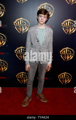 Oakes Fegley acteur de 'Le Chardonneret' arrive pour le CinemaCon 2019 Studio Warner Bros tapis rouge au Caesars Palace, Las Vegas, Nevada le 2 avril 2019. Photo de James Atoa/UPI Banque D'Images