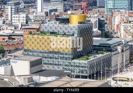 Vue aérienne de Birmingham Broad Street à la direction du centre-ville. Sur la photo, la bibliothèque, le Rep theatre, BT Tower la CPI et Symphony Hall. Banque D'Images