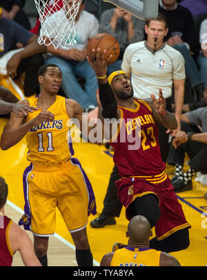 Cleveland Cavalier avant LeBron James (23) cours des Lakers de Los Angeles l'avant Wesley Johnson (11) au cours de la première moitié de leur jeu NBA au Staples Center de Los Angeles, le 15 janvier 2015. Les Cavaliers a battu les Lakers 109-102. UPI/Jon SooHoo Banque D'Images