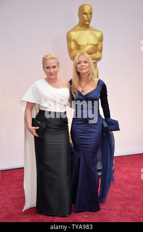 Patricia Arquette (L) et Rosanna Arquette arrivent sur le tapis rouge lors de la 87e Academy Awards au Hollywood & Highland Center de Los Angeles le 22 février 2015. Photo par Kevin Dietsch/UPI Banque D'Images