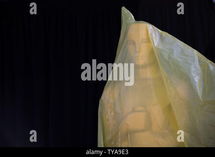 Une statue d'Oscar est vu couverts en plastique sur le tapis rouge que les préparatifs sont en cours pour la 89e Academy Awards annuels dans la section Hollywood de Los Angeles le 23 février 2017. Les Academy Awards 2017 aura lieu ce dimanche. Photo par Kevin Dietsch/UPI Banque D'Images