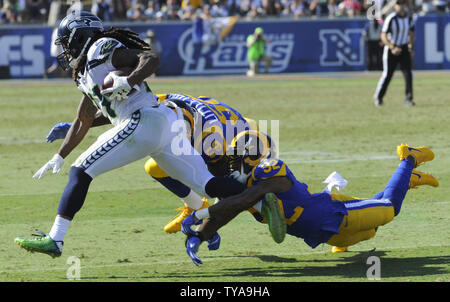 Seattle Seahawks tournant retour J.D. McKissic est arrêté par Los Angeles Rams Hill Troy évoluait dans la seconde moitié au Memorial Coliseum de Los Angeles, Californie le 8 octobre 2017. Seattle a remporté 16 à 10. Photo par Lori Shepler/UPI Banque D'Images