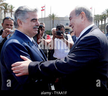 Le Premier ministre libanais Rafic Hariri (L) reçoit son homologue iraquien Iyad Alawi A votre arrivée à l'Aéroport International de Beyrouth. Dimanche, 25 juillet 2004. Alawi's visite au Liban est la première pour lui en tant que premier ministre au pays. La visite de Alawi Lebabon durera trois jours. (Photo d'UPI/Mohammed Tawil) Banque D'Images