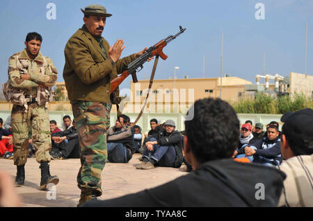 Recrues rebelles écouter lors de leur première journée de formation militaire à un centre de la milice rebelle le 3 mars 2011, à Benghazi, en Libye. Les partisans de l'opposition libyenne, qui contrôle la plus grande partie de Benghazi et l'est de la Libye, ont été désireux de rejoindre des groupes de milice, qui se battent contre les forces du président Mouammar Kadhafi à l'ouest, près de la capitale Tripoli. UPI/Mohamaad Hosam Banque D'Images