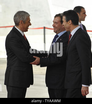 Le président russe Dmitri Medvedev (G) accueille le Premier ministre portugais Jose Socrates (L) comme il arrive à la réunion du Conseil OTAN-Russie au cours de sommet de l'OTAN à Lisbonne le 20 novembre 2010. UPI