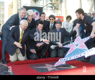 L'acteur Keanu Reeves, avant centre, reçoit l'aide d'Hollywood maire honoraire Johnny Grant, avant gauche, et d'autres dignitaires de la dépose d'un couvercle de sa nouvelle star lors d'une cérémonie du dévoilement Reeves' étoile sur le Hollywood Walk of Fame Le 31 janvier 2005, à Los Angeles. Reeves' star est situé à l'extérieur du Kodak Theatre près de Highland Ave. (UPI Photo/John Hayes) Banque D'Images