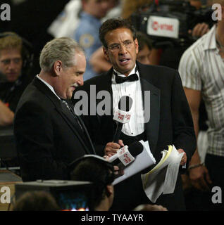 Les horaires de l'équipe de boxe, Al Bernstein et Steve Gray a annoncé la lutte où Mike Tyson était KO'Englands par Danny Williams dans le 4ème tour à Freedom Hall à Louisville KY 30 juillet 2004. (Photo d'UPI/Roger Williams) Banque D'Images