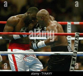 Mike Tyson rocked Englands Danny Williams au 1er tour mais était KO'd dans le 4ème tour à Freedom Hall à Louisville KY 30 juillet 2004. (Photo d'UPI/Roger Williams) Banque D'Images