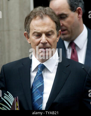 Le Premier ministre britannique Tony Blair quitte No10 Downing St pour répondre à des critiques sur la situation du Royaume-Uni sur l'Irak, Londres le 12 mai 2004. (PHOTO D'UPI/Hugo Philpott) Banque D'Images