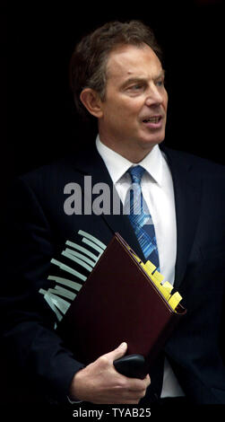 Le Premier ministre britannique Tony Blair quitte No10 Downing St pour répondre à des critiques sur la situation du Royaume-Uni sur l'Irak, Londres le 12 mai 2004. (PHOTO D'UPI/Hugo Philpott) Banque D'Images