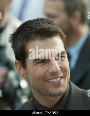 Loi américaine ou Tom Cruise arrive pour le Royaume-Uni première de son dernier film "dommages collatéraux" à l'Empire Leicester Square à Londres le Jeudi Septembre 2,2004. (PHOTO D'UPI/Hugo Philpott ) Banque D'Images