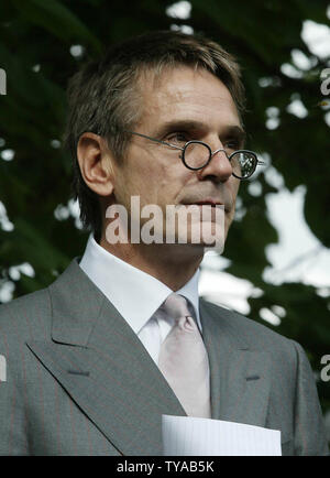 L'acteur britannique Jeremy Irons parle à l'appui de la chasse au renard à une foule de cinq mille manifestants pro hunt alors que le Parlement a voté pour interdire la chasse au renard à travers l'ensemble de la Grande-Bretagne. (Photo d'UPI/Hugo Philpott ) Banque D'Images