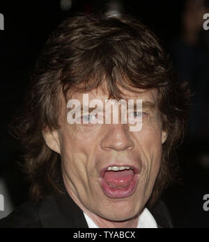La star du rock Mick Jagger arrive à la première mondiale de 'Alfie' à Londres le 14 octobre 2004. (PHOTO D'UPI/Hugo Philpott ) Banque D'Images