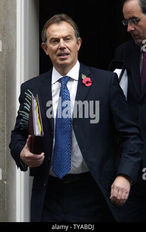 Le Premier ministre britannique Tony Blair quitte No10 Downing St à faire face à ses questions hebdomadaire de ses collègues députés à Londres le 3 novembre 2004. (Photo d'UPI/Hugo Philpott ) Banque D'Images