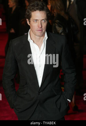 L'acteur britannique Hugh Grant arrive à la première de son nouveau film 'Bridget Jones et l'âge de raison" à Londres le 09 novembre 2004. (PHOTO D'UPI/Hugo Philpott ) Banque D'Images