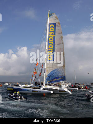 Une flottille de bateaux accompagne marin britannique Ellen MacArthur alors qu'elle navigue dans le Port de Falmouth, tard hier soir que MacArthur a terminé son tour du monde voyage dans le monde entier un temps record de 71 jours, 14 heures, 18 minutes et 33 secondes. Cette fois battre le record précédent par le français Francis Joyon est temps par 1jour,18heures et 35 minutes le 8 février 2005. (Photo d'UPI/Hugo Philpott) Banque D'Images