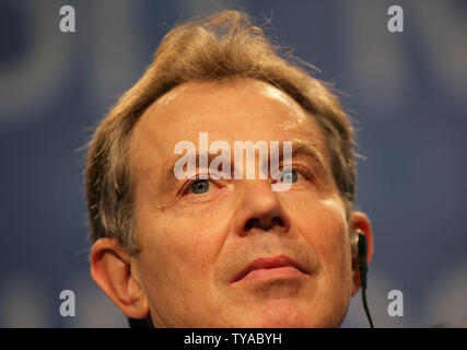 Le Premier ministre britannique Tony Blair donne une conférence de presse conjointe avec le président palestinien Mahmoud Abbas à la "Réunion de Londres de soutenir l'Autorité palestinienne" à Londres le mardi 1 mars 2005. (Photo d'UPI/Hugo Philpott) Banque D'Images