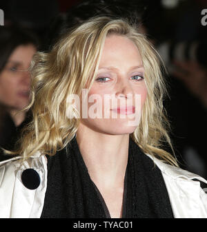 L'actrice américaine Uma Thurman arrive à la première britannique de son nouveau film "Être Cool" dans le West End de Londres, le Lundi, Mars 07, 2005. (Photo d'UPI/Hugo Philpott) Banque D'Images