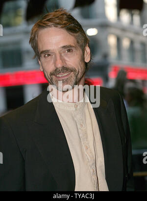 L'acteur britannique Jeremy Irons arrive à la première de son nouveau film 'Royaume des Cieux' à Londres le 2 mai 2005. (Photo d'UPI/Hugo Philpott) Banque D'Images