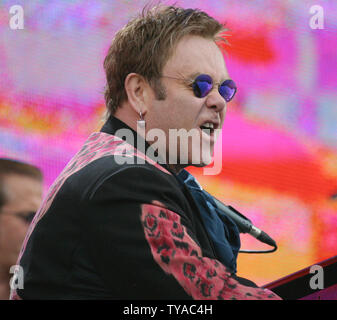 Elton John Singer effectue pendant le concert Live 8 à Hyde Park à Londres, Angleterre le 2 juillet 2005. Le concert, qui a eu lieu simultanément dans de nombreuses villes du monde dont Paris, Berlin, Philadelphie et Rome, est destiné à attirer l'attention sur la pauvreté dans le monde à venir de la semaine prochaine réunion du G8 en Ecosse. (Photo d'UPI/David Silpa) Banque D'Images