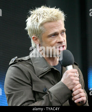 L'acteur Brad Pitt s'adresse à la foule pendant le concert Live 8 à Hyde Park à Londres, Angleterre le 2 juillet 2005. Le concert, qui a eu lieu simultanément dans de nombreuses villes du monde dont Paris, Berlin, Philadelphie et Rome, est destiné à attirer l'attention sur la pauvreté dans le monde à venir de la semaine prochaine réunion du G8 en Ecosse. (Photo d'UPI/David Silpa) Banque D'Images