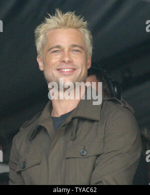 Le regard de l'acteur Brad Pitt de backstage pendant le concert Live 8 à Hyde Park à Londres, Angleterre le 2 juillet 2005. Le concert, qui a eu lieu simultanément dans de nombreuses villes du monde dont Paris, Berlin, Philadelphie et Rome, est destiné à attirer l'attention sur la pauvreté dans le monde à venir de la semaine prochaine réunion du G8 en Ecosse. (Photo d'UPI/David Silpa) Banque D'Images