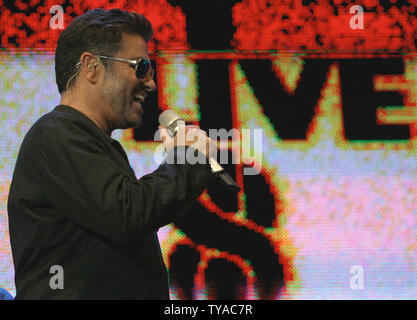 Singer George Michael effectue pendant le concert Live 8 à Hyde Park à Londres, Angleterre le 2 juillet 2005. Les concerts, organisés simultanément dans de nombreuses villes du monde dont Paris, Berlin, Philadelphie et Rome, étaient destinés à attirer l'attention sur la pauvreté dans le monde à venir de la semaine prochaine réunion du G8 en Ecosse. (Photo d'UPI/David Silpa) Banque D'Images