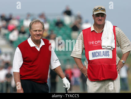 Jack Nicklaus, golfeur américain et son fils Stephen dans son dernier British Open Championship sur le old course de St Andrews le vendredi 15 juillet 2005. (Photo d'UPI/Hugo Philpott) Banque D'Images