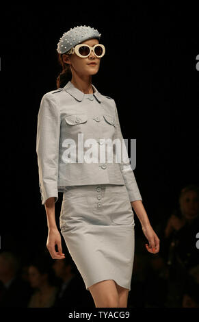 Un modèle des défilés en bas de la passerelle du port Eley Kishimoto collection printemps/été à la London Fashion Week à Londres le 20 septembre 2005. (Photo d'UPI/Hugo Philpott) Banque D'Images