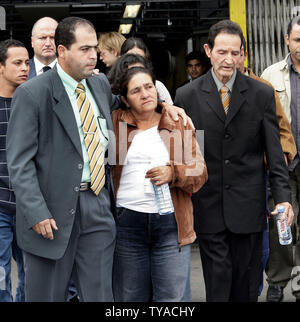 Les membres de la famille de Menezes brésilien (L-R),frère et père mère Maria Otone Matuzinho visiter la station de métro de Stockwell, où leur fils et frère de 27 ans, Jean-Charles de Menezes a été identifiés par erreur comme un kamikaze et tourné sept fois par la Metropolitan police au moment des attaques terroristes à Londres le mercredi 28 septembre 2005. La famille sont venus à Londres pour chercher des réponses et de la justice pour leur fils mort. (Photo d'UPI/Hugo Philpott) Banque D'Images