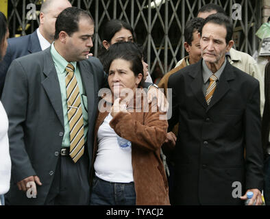 Les membres de la famille de Menezes brésilien (L-R),frère et père mère Maria Otone Matuzinho visiter la station de métro de Stockwell, où leur fils et frère 27 ans Jean-Charles de Menezes a été identifiés par erreur comme un kamikaze et tourné sept fois par la Metropolitan police au moment des attaques terroristes à Londres le mercredi 28 septembre 2005. La famille sont venus à Londres pour chercher des réponses et de la justice pour leur fils mort. (Photo d'UPI/Hugo Philpott) Banque D'Images