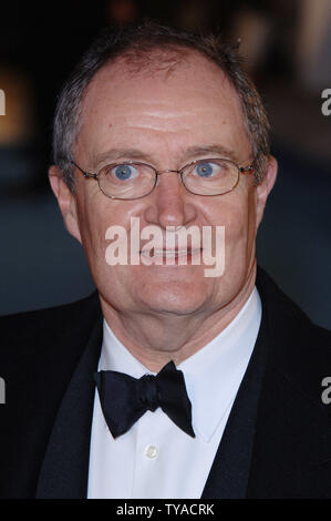 L'acteur britannique Jim Broadbent assiste à la première mondiale de 'Le Monde de Narnia : le lion, la sorcière blanche et l'armoire" au Royal Albert Hall de Londres le 7 décembre 2005.(Photo UPI/Rune Hellestad) Banque D'Images