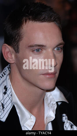 L'acteur irlandais Jonathan Rhys-Meyers assiste à la première mondiale de la 'Match Point' au Curzon Mayfair, à Londres le 18 décembre 2005. (Photo d'UPI/Rune Hellestad) Banque D'Images