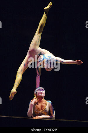 'Cirque du Soleil Alegria' renvoie une deuxième tourner au Royal Albert Hall de Londres le 4 janvier 2006. (Photo d'UPI/Rune Hellestad) Banque D'Images