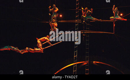 'Cirque du Soleil Alegria' renvoie une deuxième tourner au Royal Albert Hall de Londres le 4 janvier 2006. (Photo d'UPI/Rune Hellestad) Banque D'Images