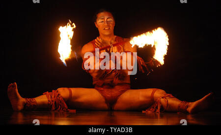 'Cirque du Soleil Alegria' renvoie une deuxième tourner au Royal Albert Hall de Londres le 4 janvier 2006. (Photo d'UPI/Rune Hellestad) Banque D'Images