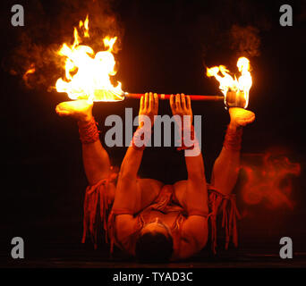 'Cirque du Soleil Alegria' renvoie une deuxième tourner au Royal Albert Hall de Londres le 4 janvier 2006. (Photo d'UPI/Rune Hellestad) Banque D'Images