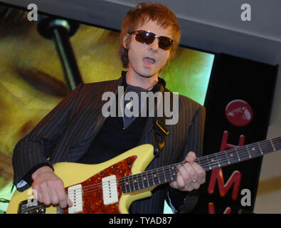 Le guitariste Norvégien Pal Waaktaar de A-ha effectue de HMV Oxford Street à Londres, le 30 janvier 2006.(Photo UPI/Rune Hellestad) Banque D'Images