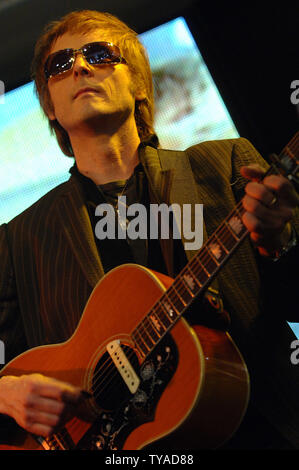 Le guitariste Norvégien Pal Waaktaar de A-ha effectue de HMV Oxford Street à Londres, le 30 janvier 2006.(Photo UPI/Rune Hellestad) Banque D'Images